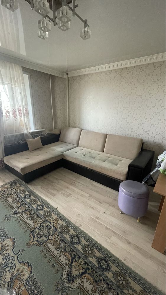 Отдам бесплатно на перетяжку угловой большой диван