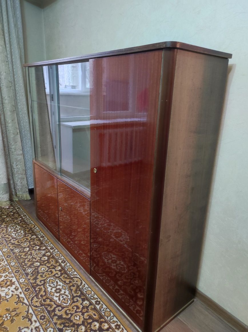 Продам сервант лакированный