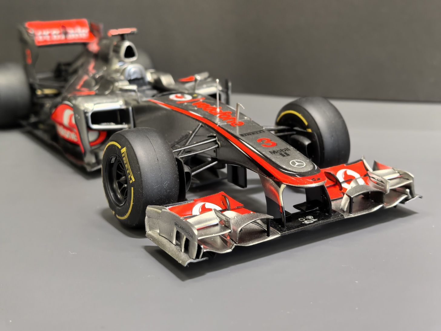 Модель болида формула-1 mercedes McLaren MP4/27