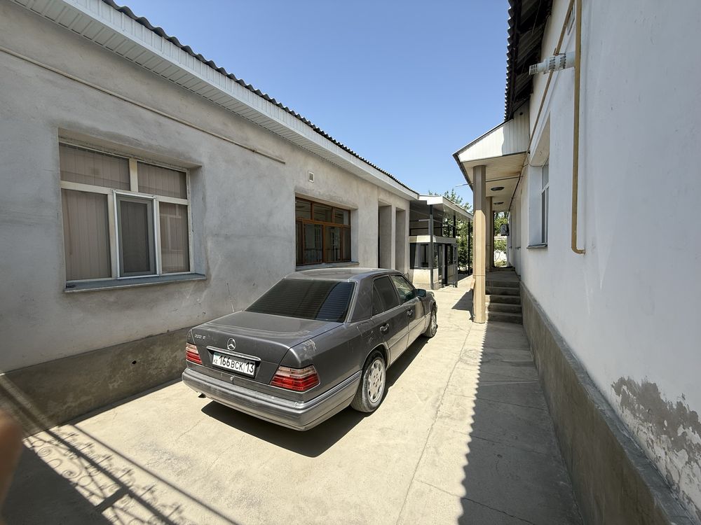 Дом продается в хорошем районе.