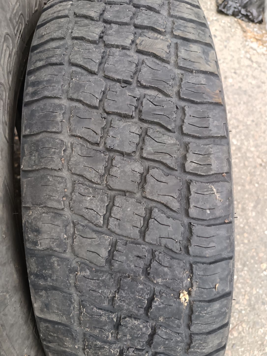 Продам 2 шины  на УАЗ 225/75/R16