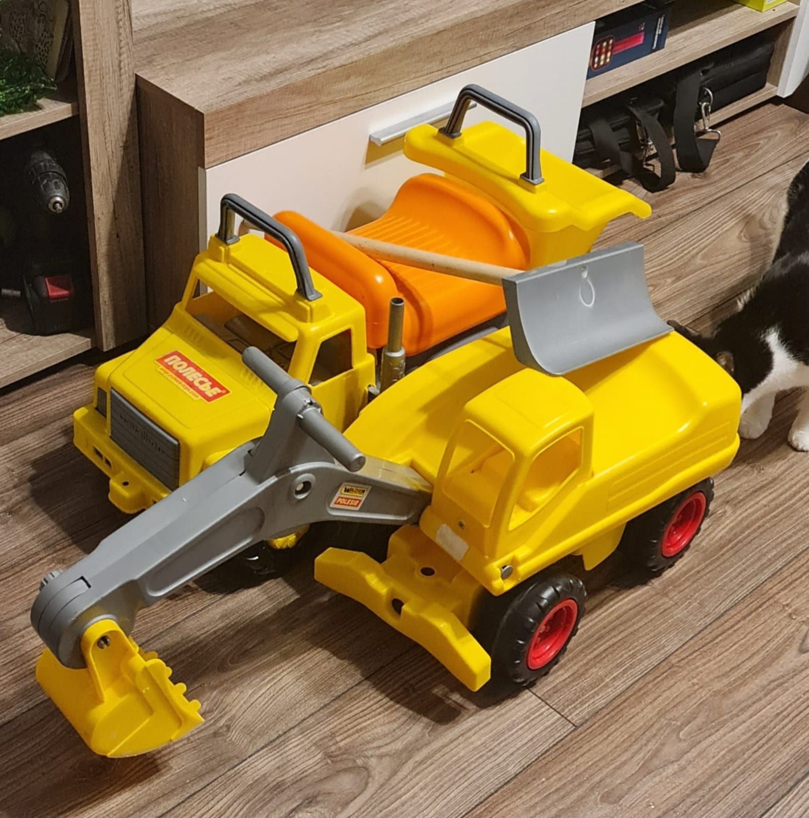Продам игрушку экскаватор