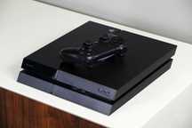 PlayStation 4 с геймпадом