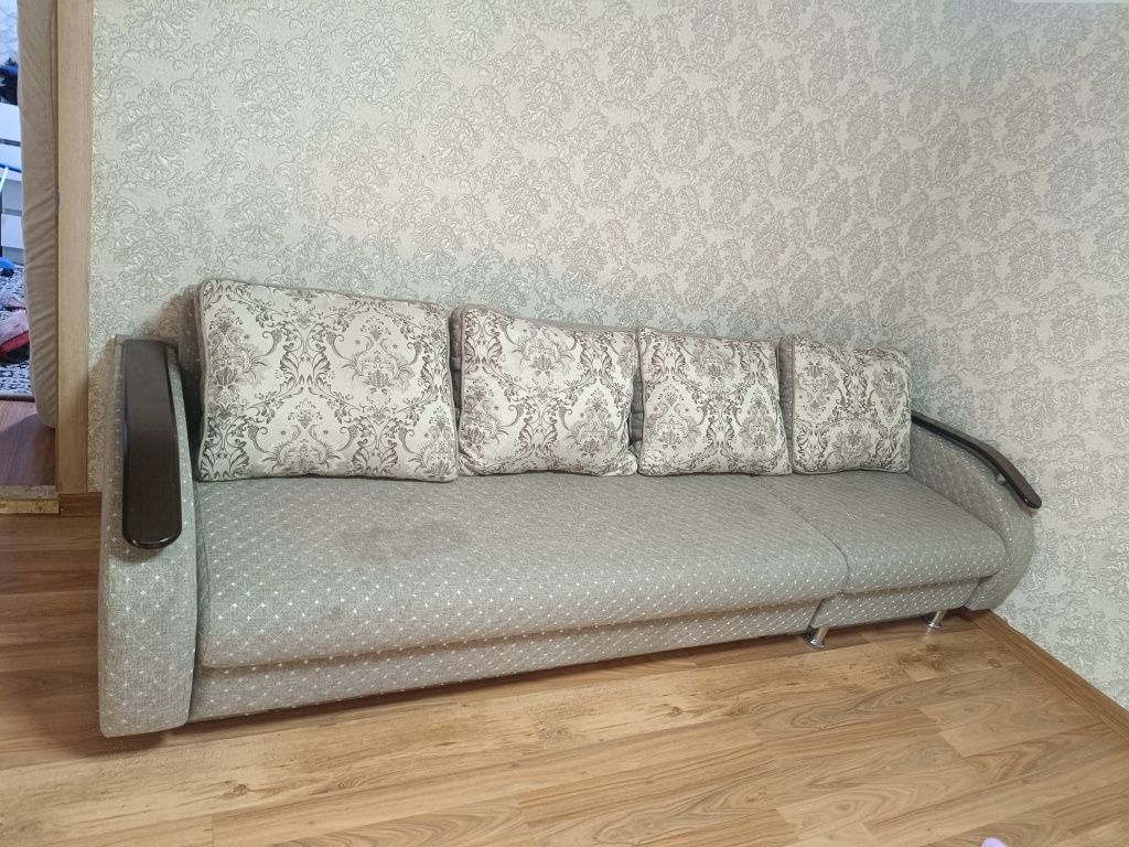Диван.           .
