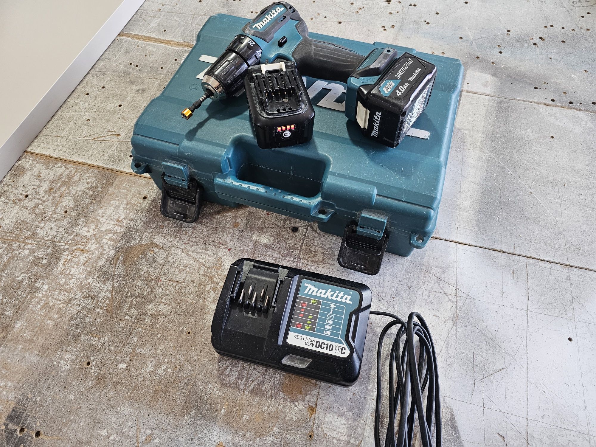 Продам шуруповерт MAKITA DF332