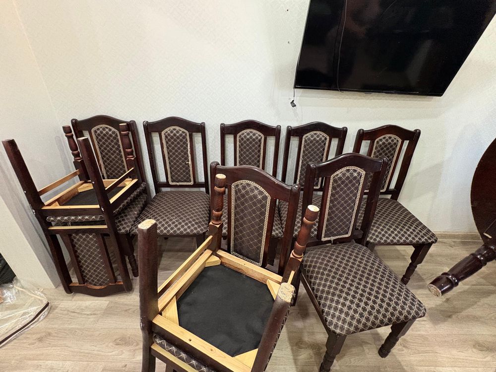 Продаю круглый стол и 12 стульев