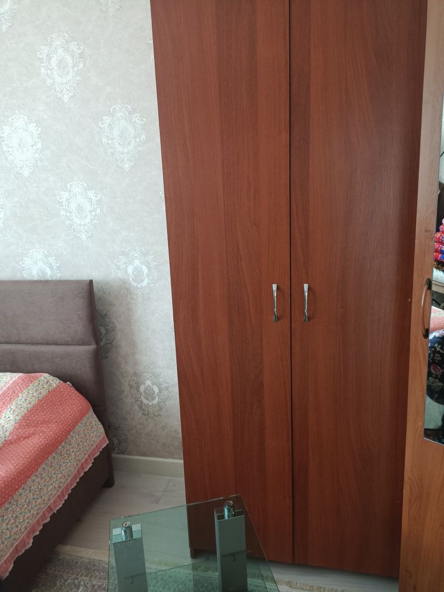 Продам шкаф по 10 тысяч каждая самовывоз