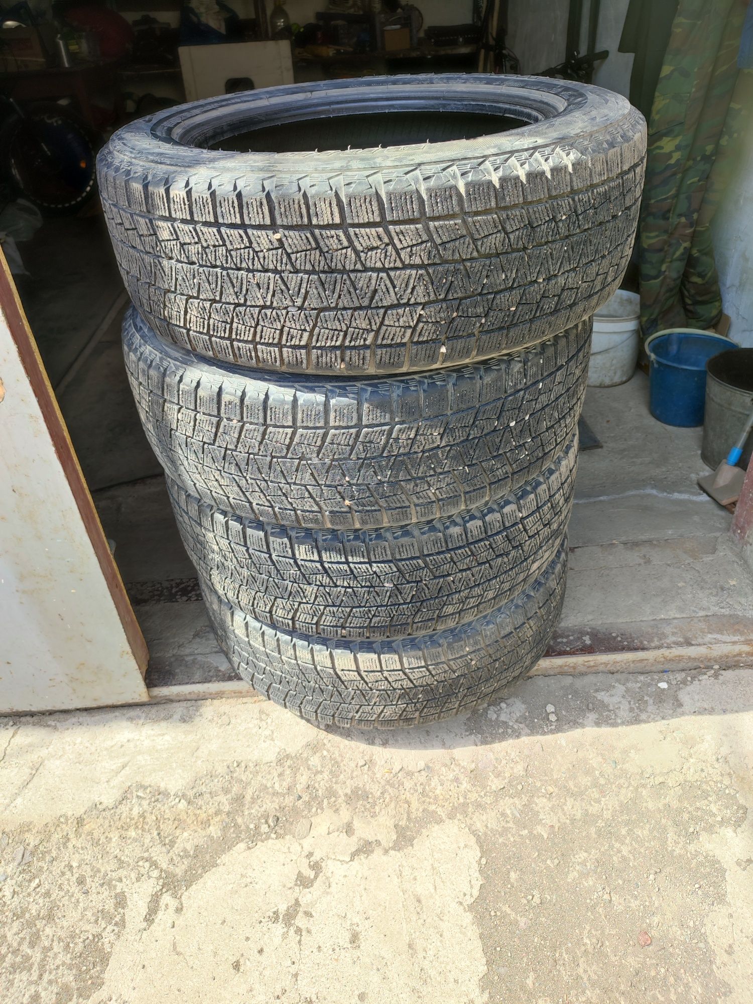 Резина Bridgestone 215/60 R17 зима