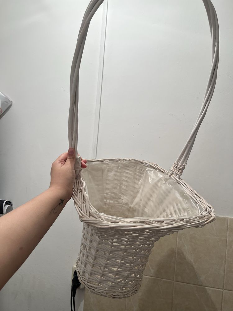 Продам корзину  белую