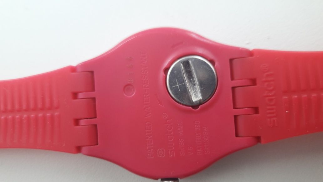 Часы Swatch, в отличном состоянии ,цвет темно-розовый