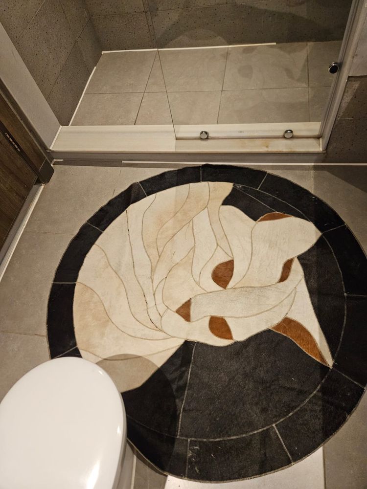 Продам коврик круглый из кожи коровы