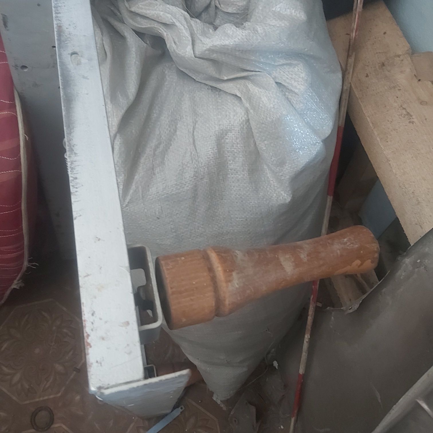 Продам 2 кровати с марками,недорого