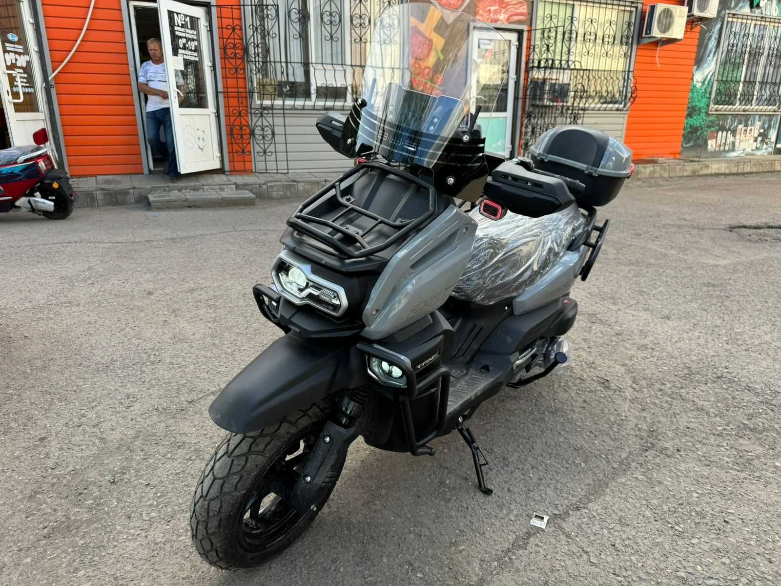 Танк 200 кубов ,карбюратор ,защита пластика