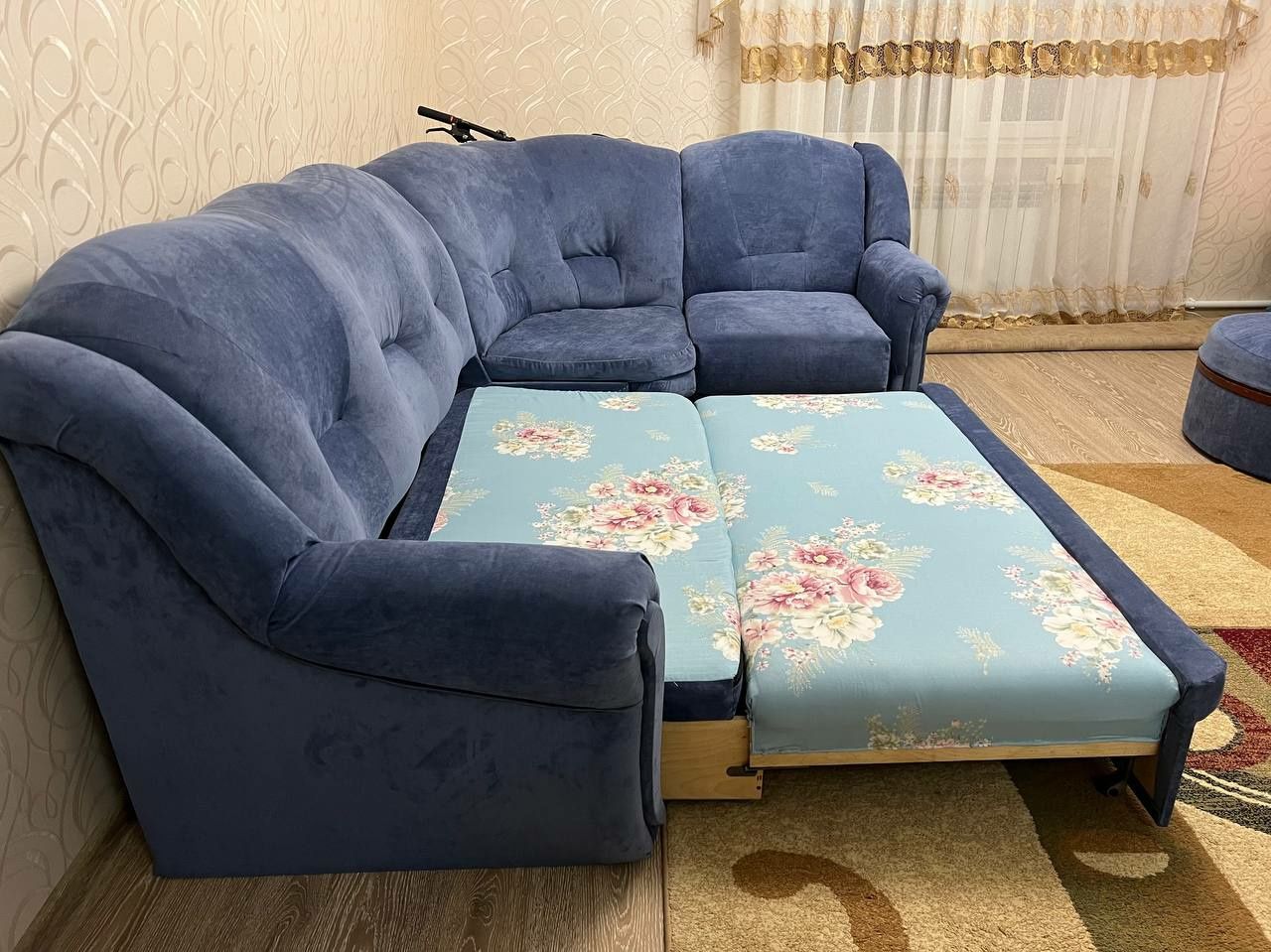 Диван угловой в хорошем состоянии, новая обшивка. 100т. Торг