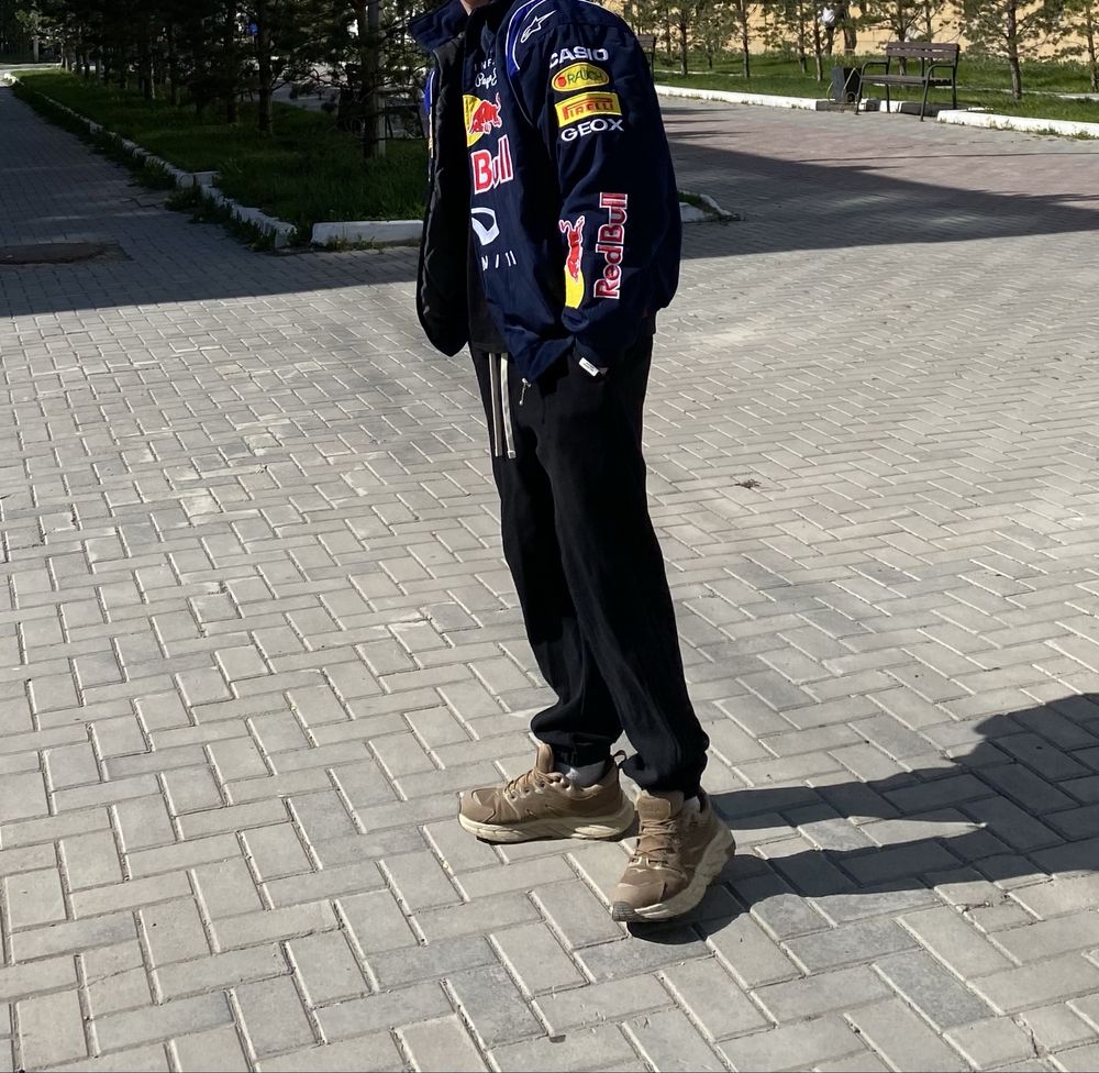 Продам ветровку Red bull