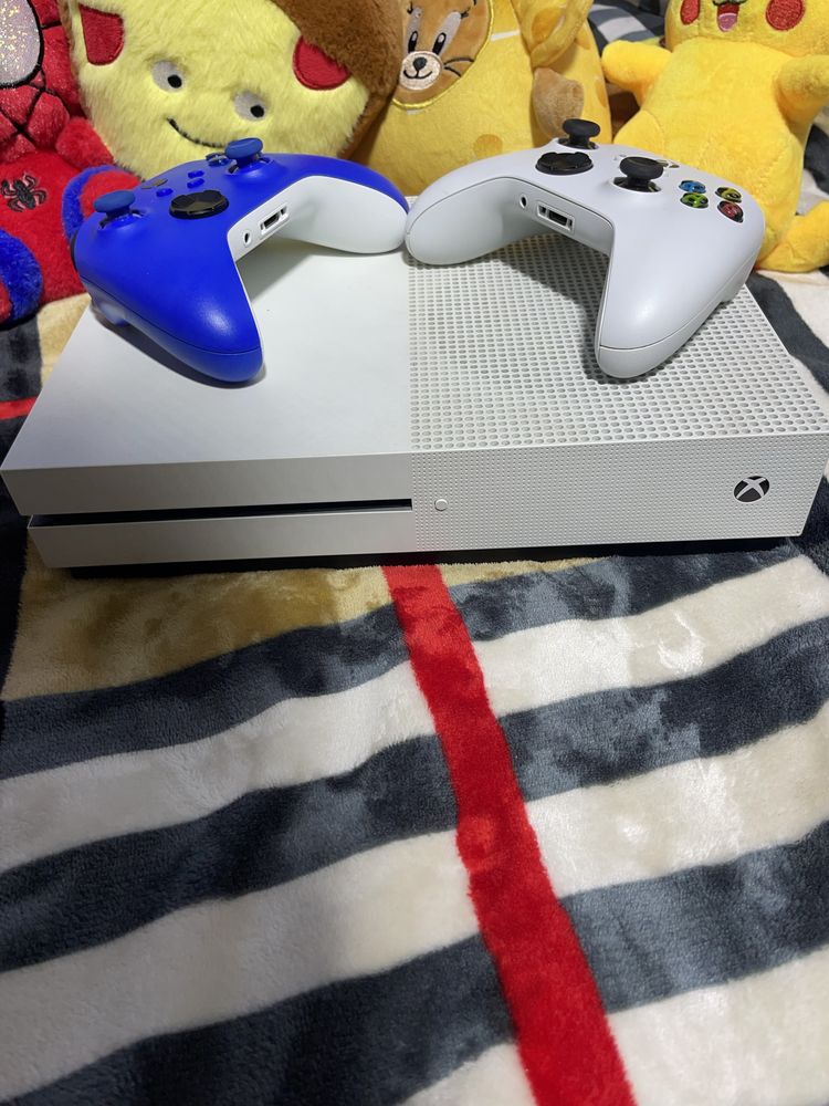 Продам XBOX one S в хорошем состоянии на 1TB