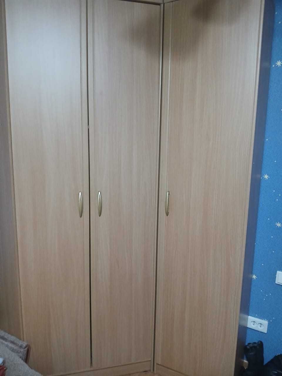 Продам угловой шкаф