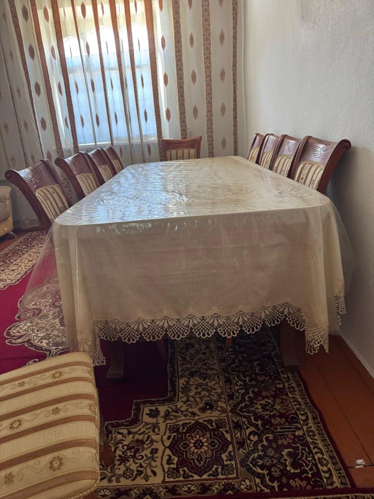 Стол и стулья для гостевой