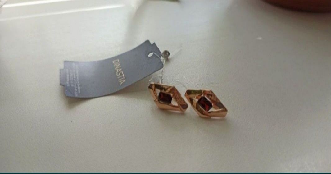 Золотые серьги с гранатом