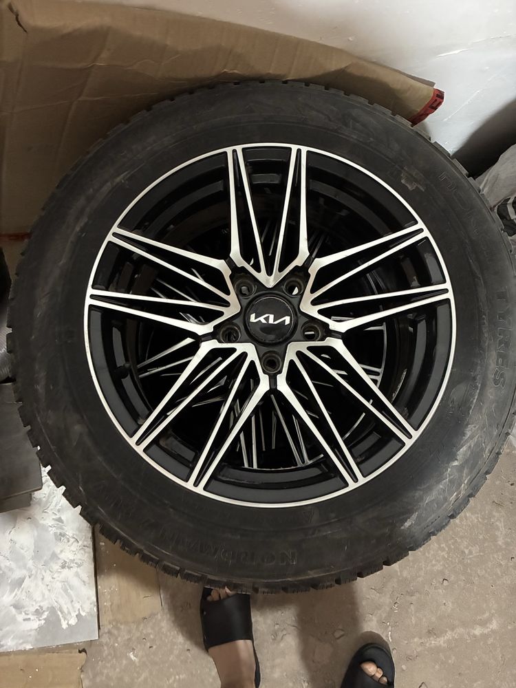 Новый Комплект шипованных шин с дисками 215/60/17 Nokian