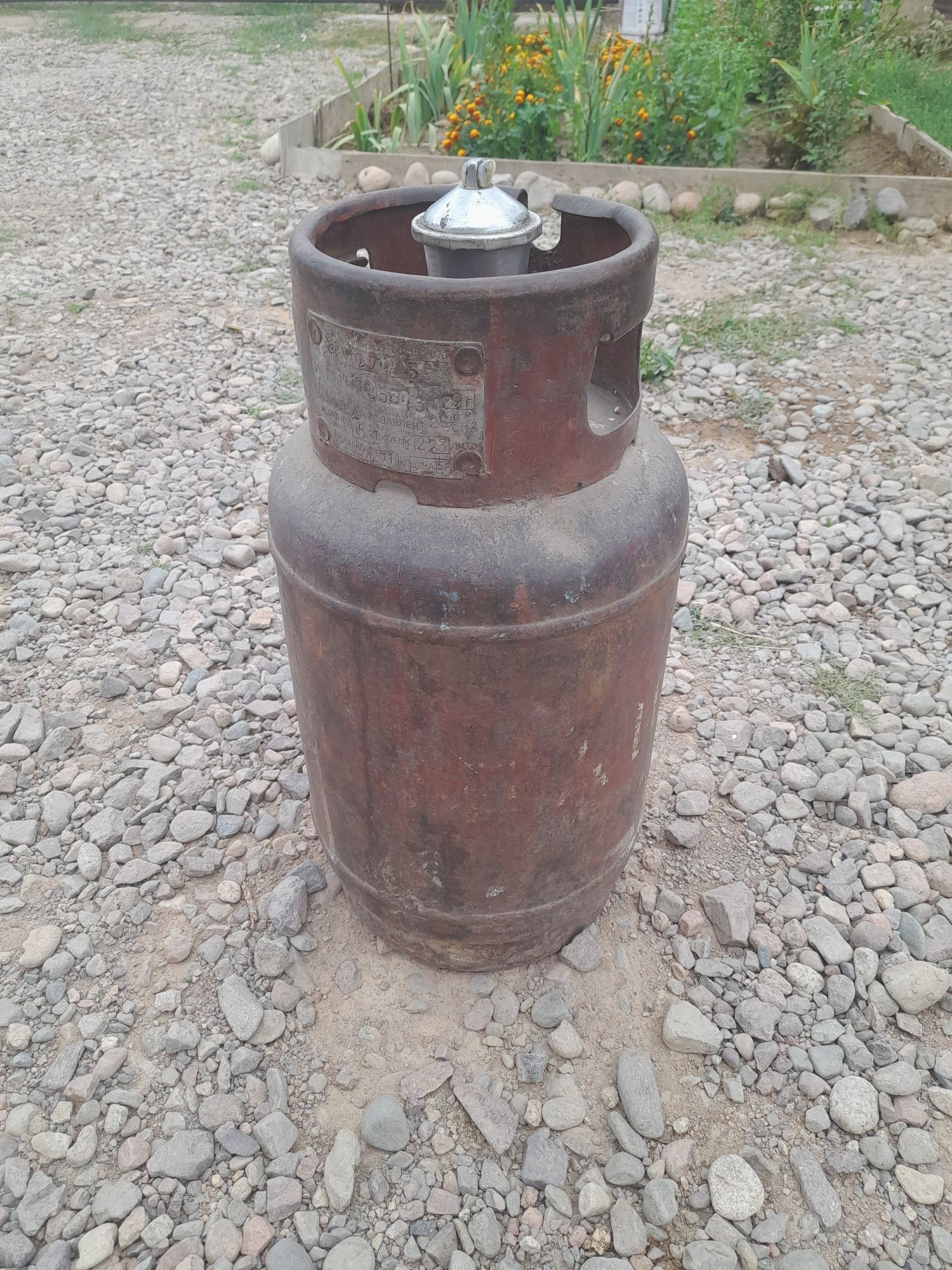 Продётся газовый баллон с газом и редуктором красного цвета