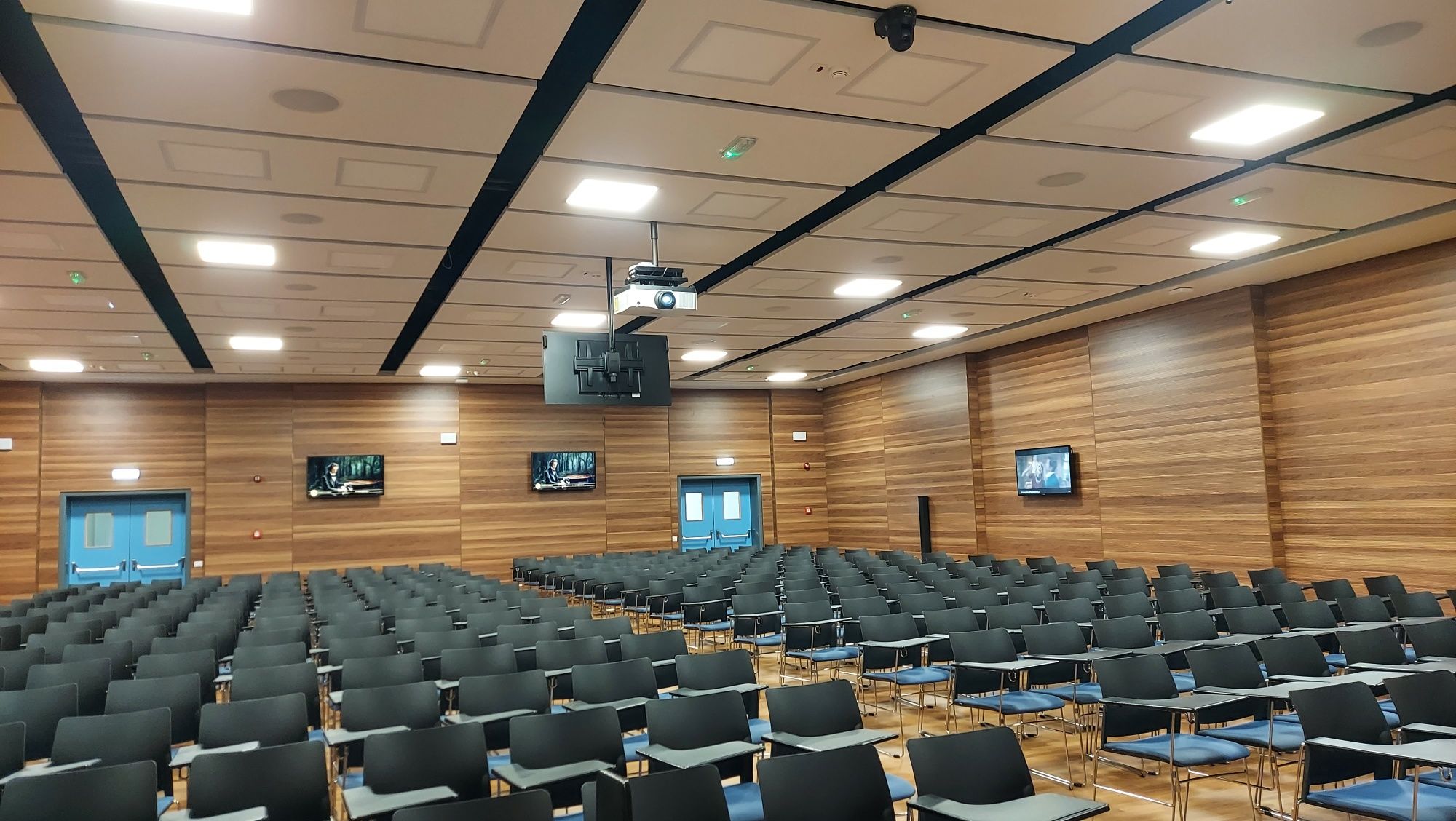Установка проектора, интерактивных панелей, тв-панелей,звуковых систем