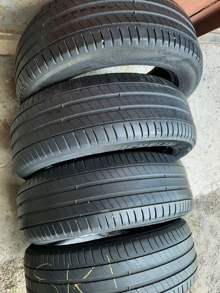 Продам шины 215/55/17 мишелин