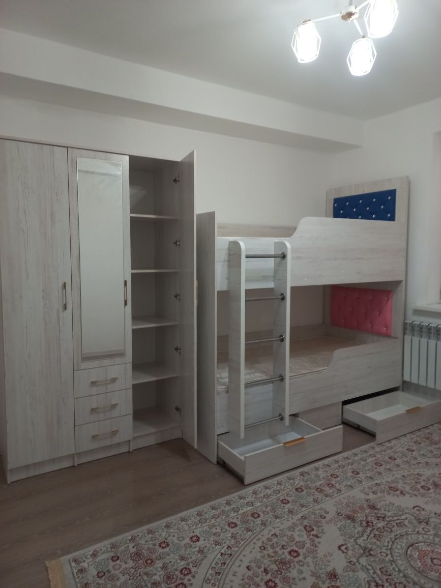 Шкаф с двухьярусным кроватью