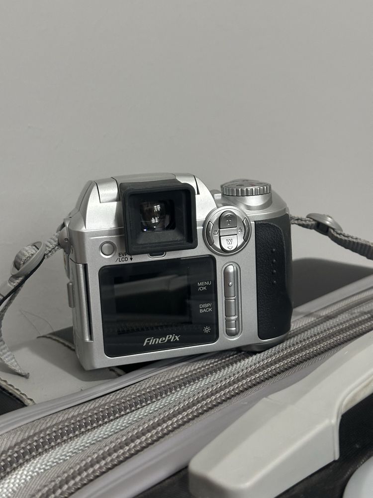 Продам нерабочий фотоаппарат FujiFilm
