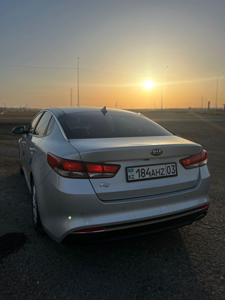 Автомобиль Kia K5