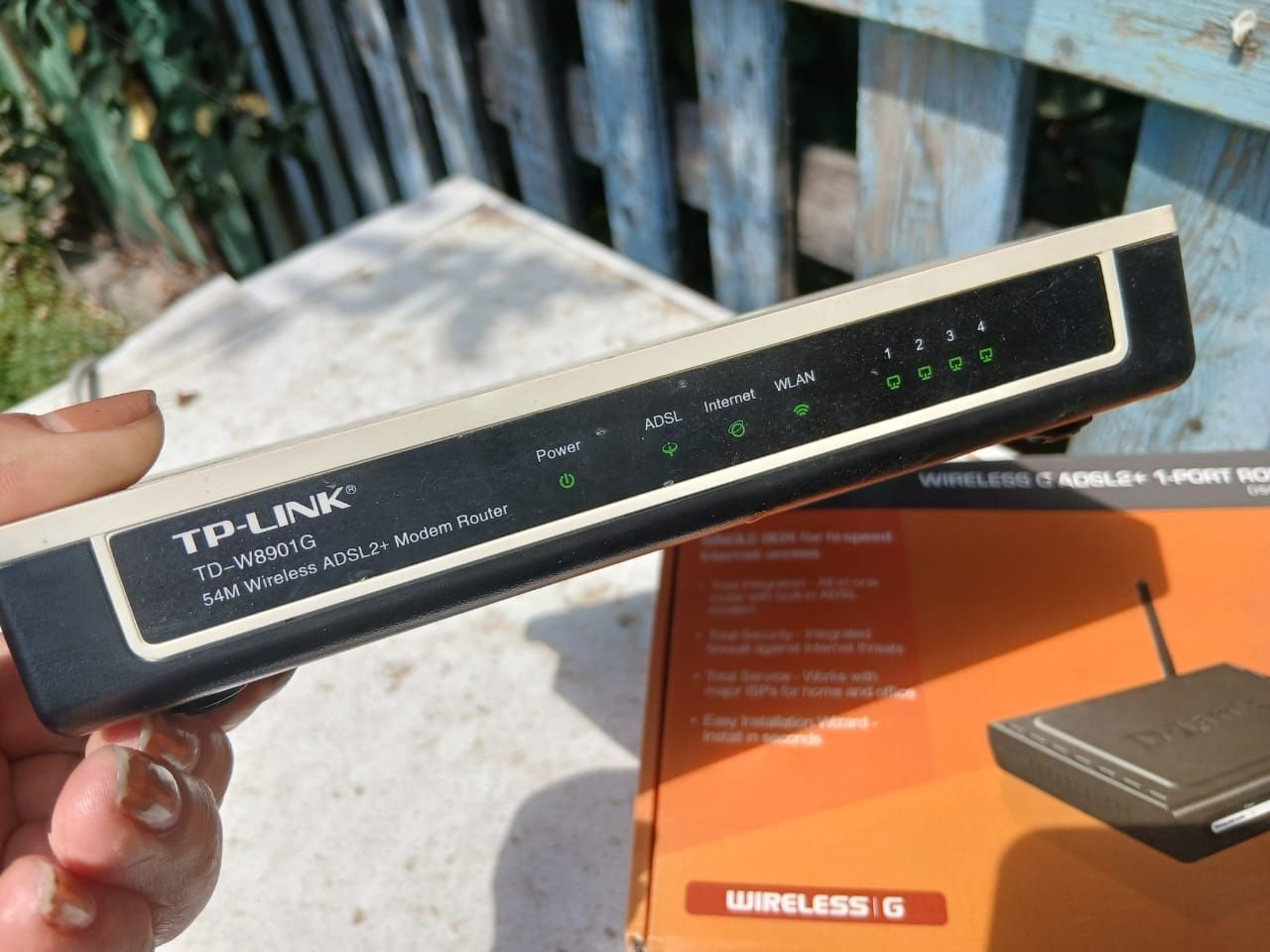 Tp link TD-w8901G , D link 1 port router