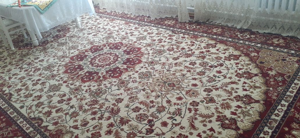 Продам ковер цвет красный