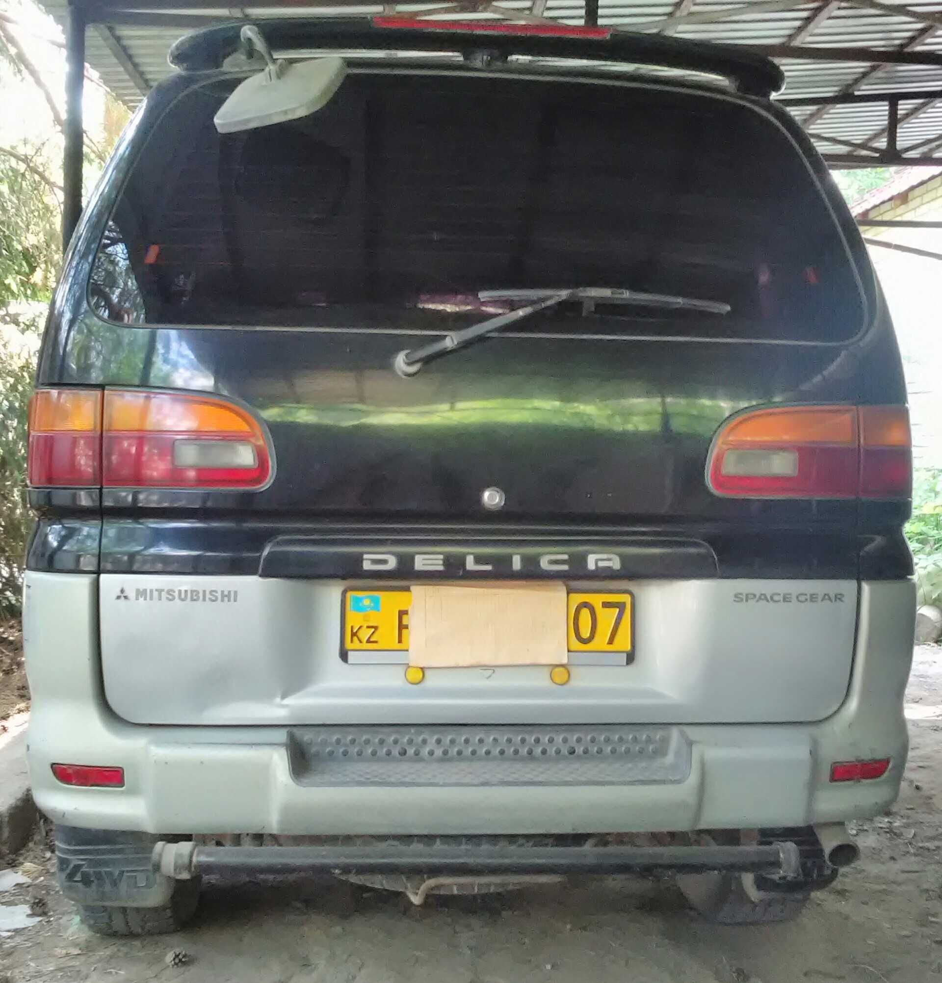 Автомобиль Mitsubishi Delica