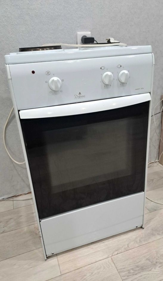 Продам двухкомфорочную электрическую плиту Дарина