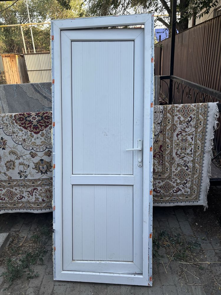 Продаю пластиковый дверь