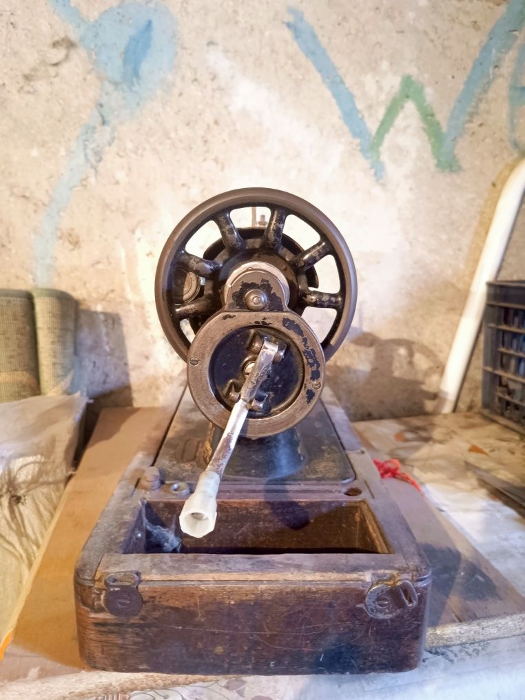 Продам швейную машинку Singer ( Зингер ) раритет