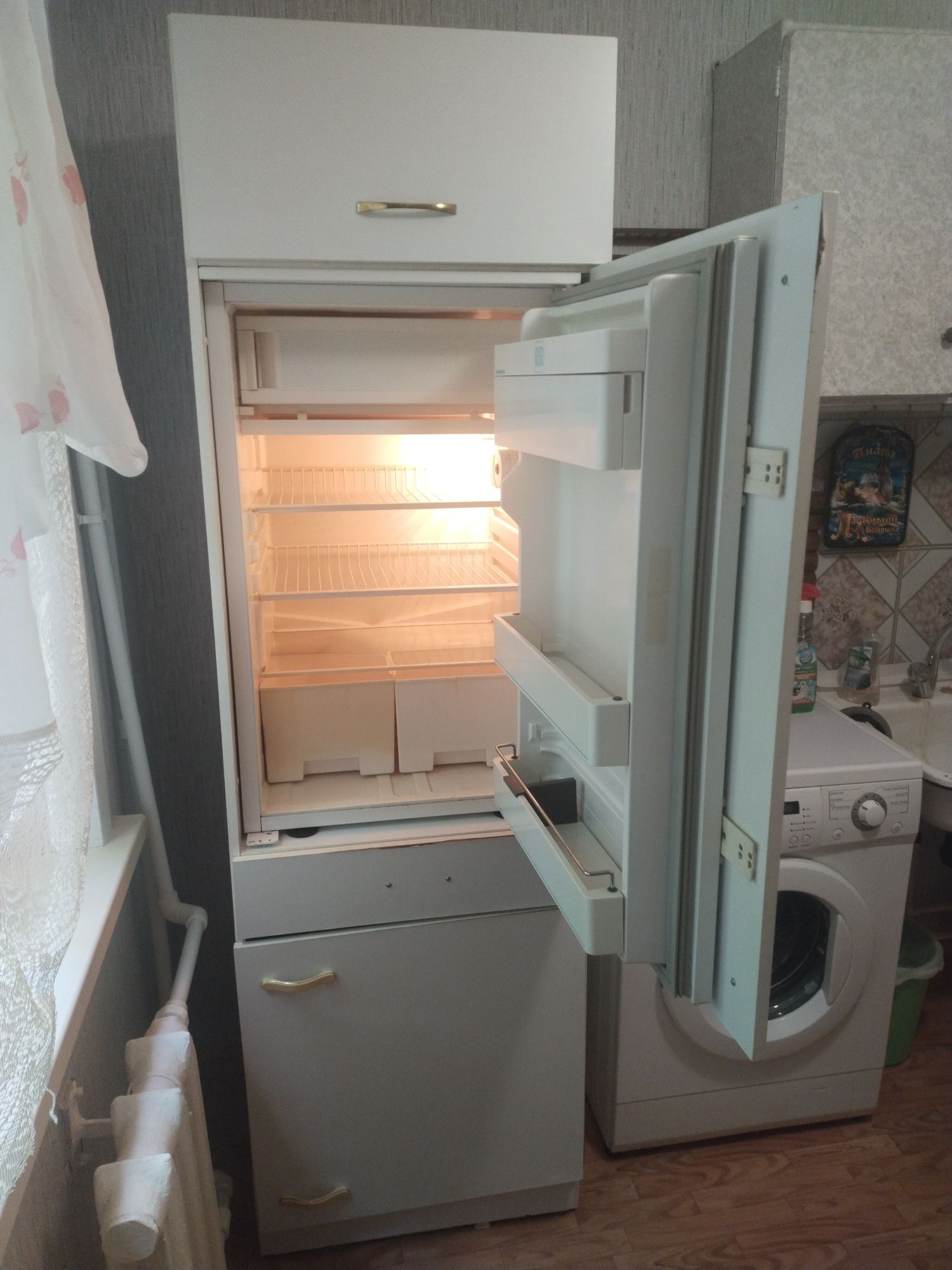 Шкаф с встроенным холодильником.