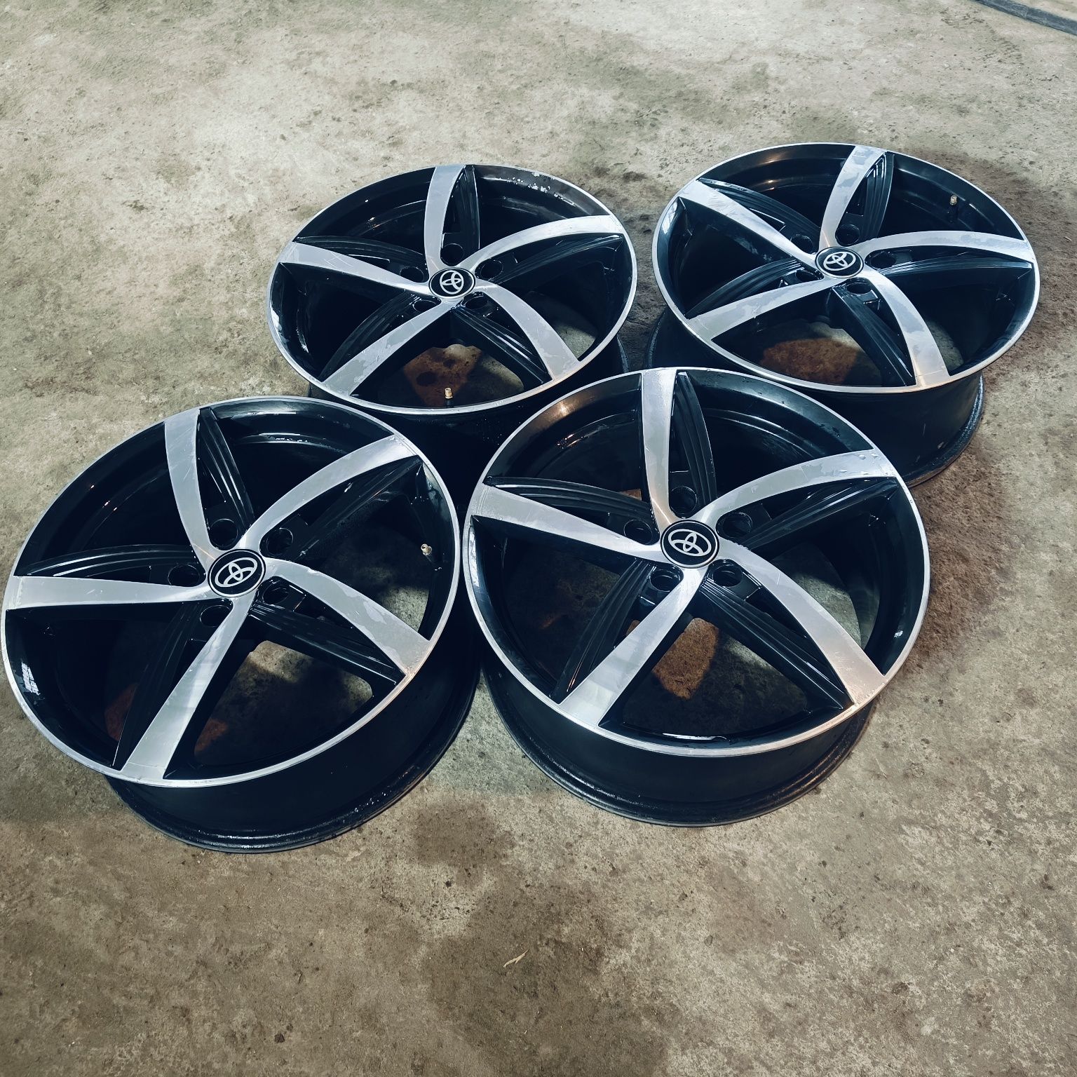 R18 PCD 5* 114,3 Комплект легкосплавных дисков