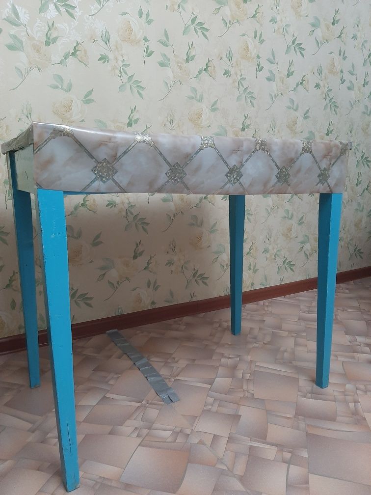 Продам трельяж, стол, тумбочку и стульчики для кухни