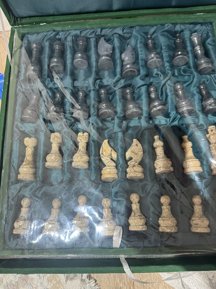 Продам шахматы из камня в бархатной упаковке
