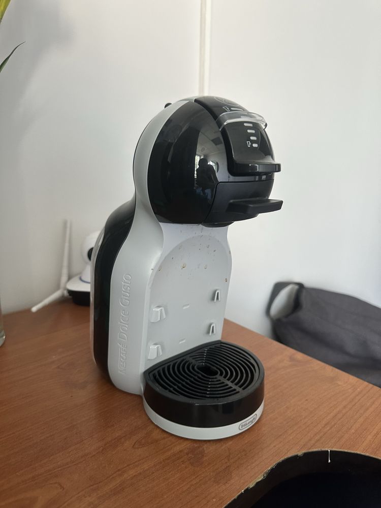 Кофеварка Delonghi Mini Me EDG 155.BG серебристый, черный