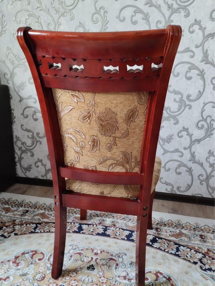 Стол со стульями