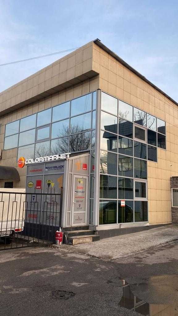 Моем фасады, витрины, окна
