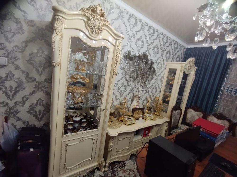Импортные 2 шкафа и тумбочка