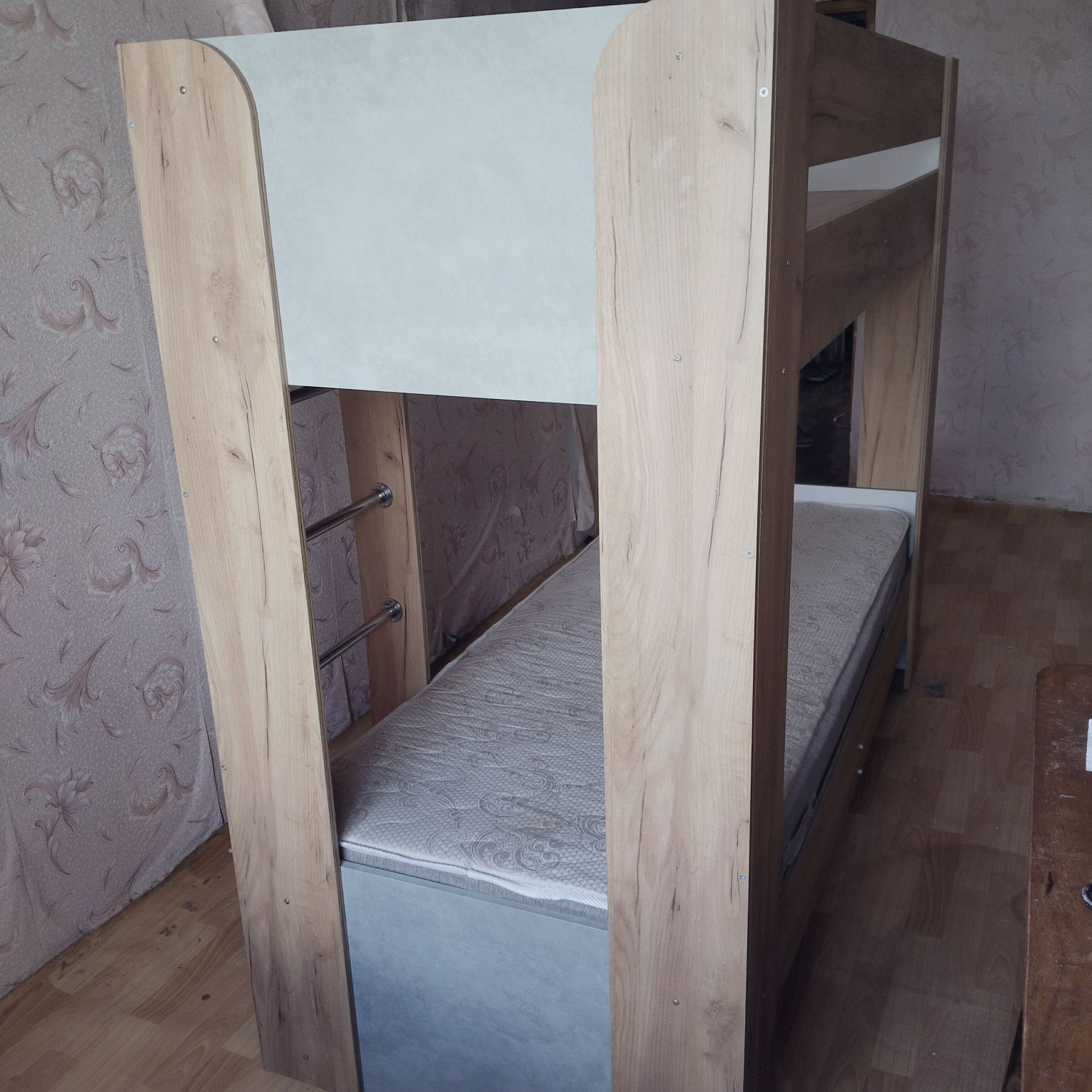 Двух яростный кравать