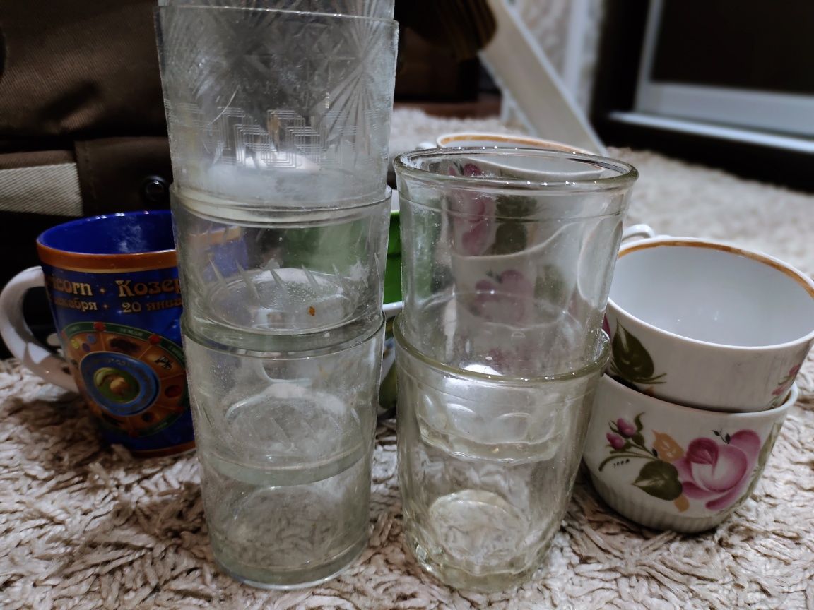 Посуда не новая, кружки, тарелки.