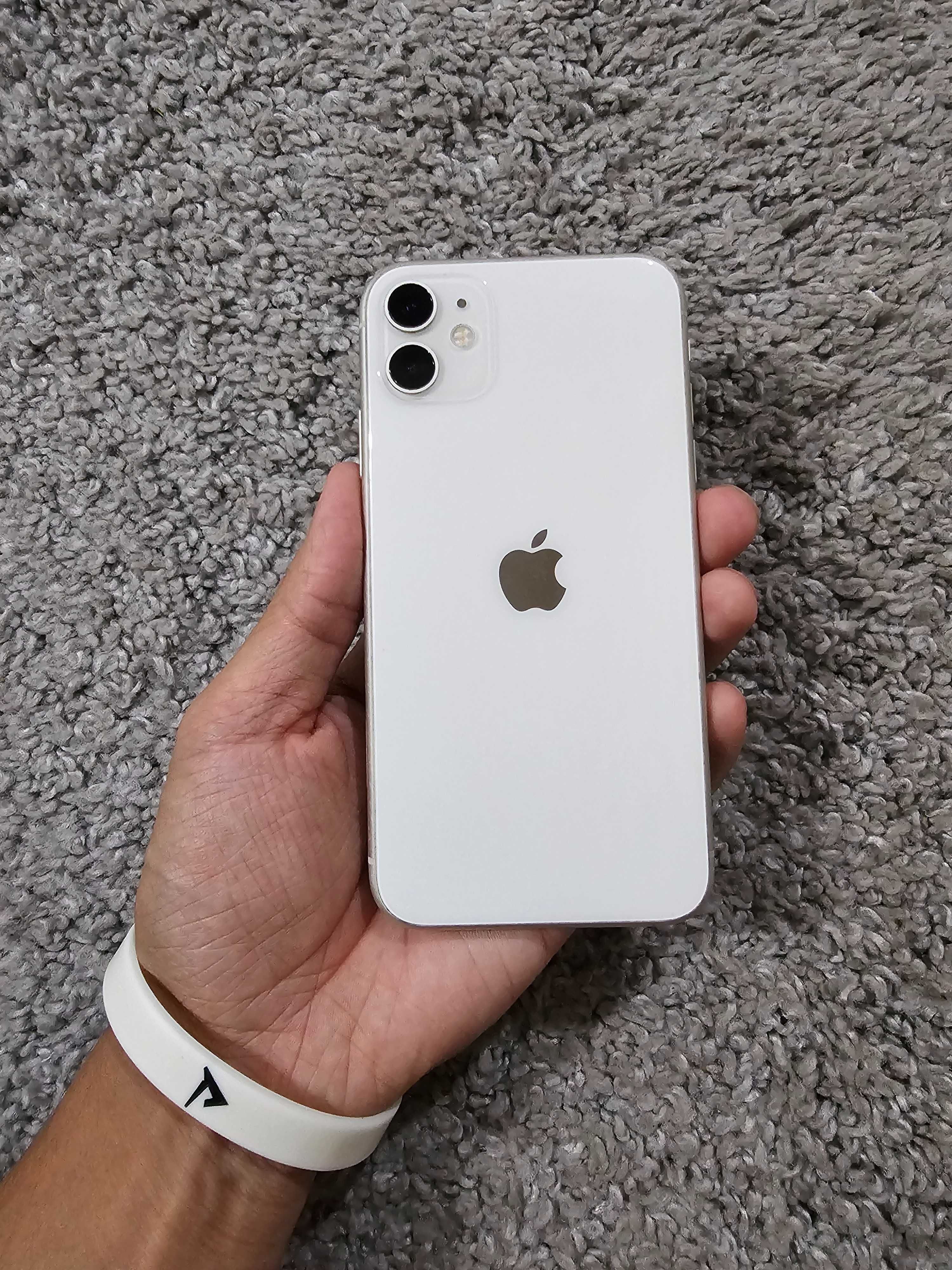 IPhone 11 телефон продам
