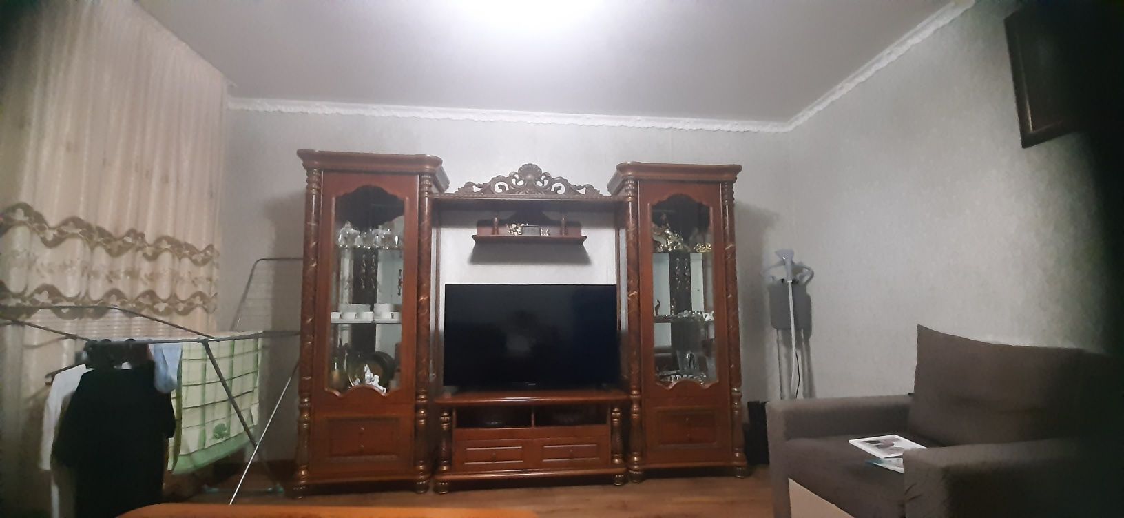Продаётся стенка очень красивая.