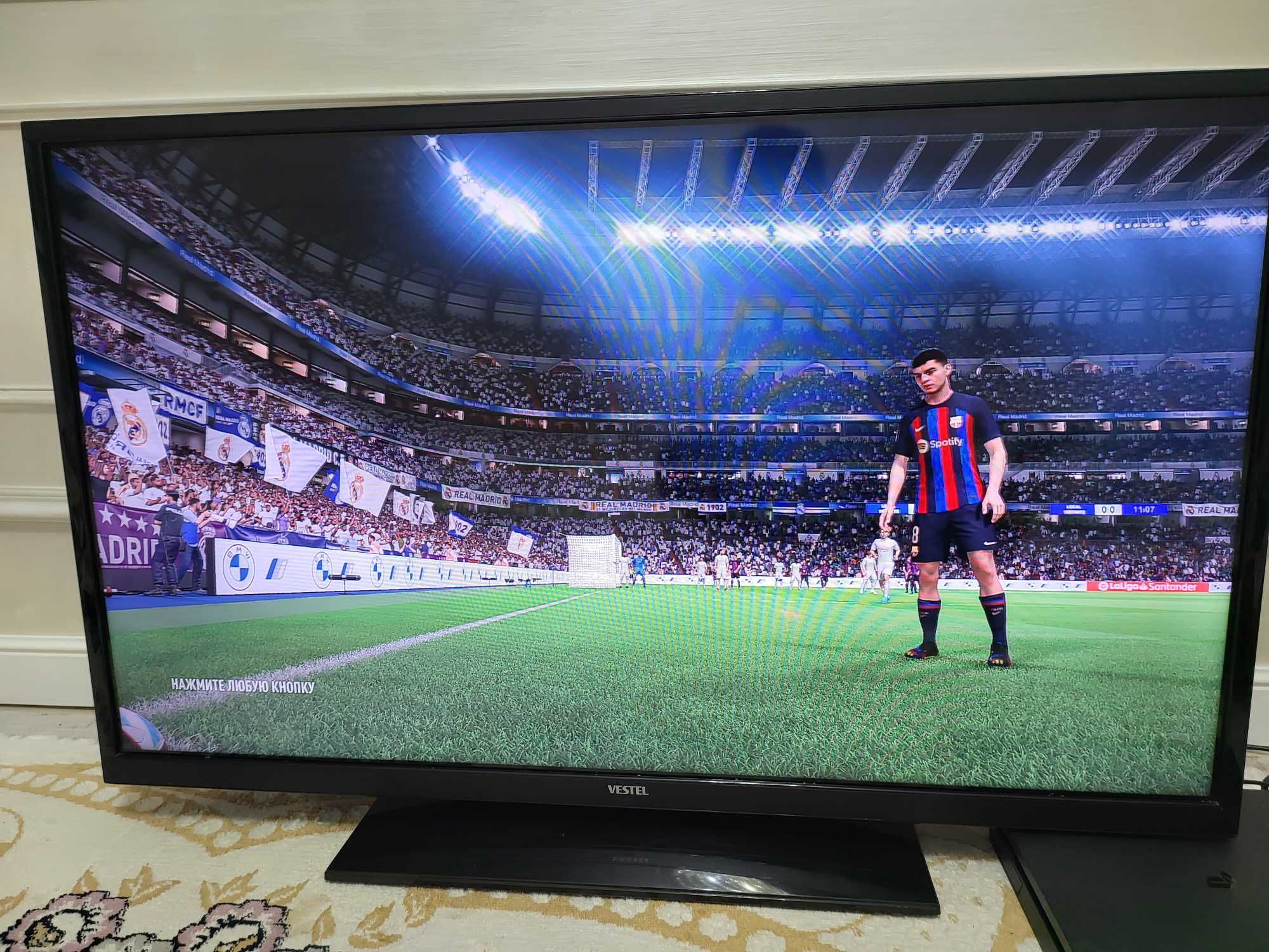 Playstation4 с телевизором с 2 джойстиками и играми