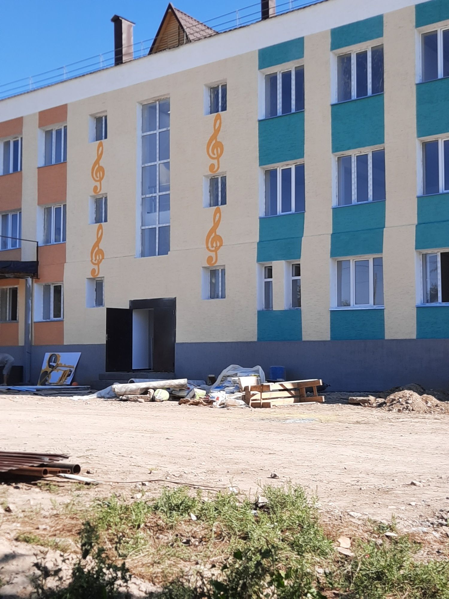 Покраска фасадов заборов  металлоконструкций и пр